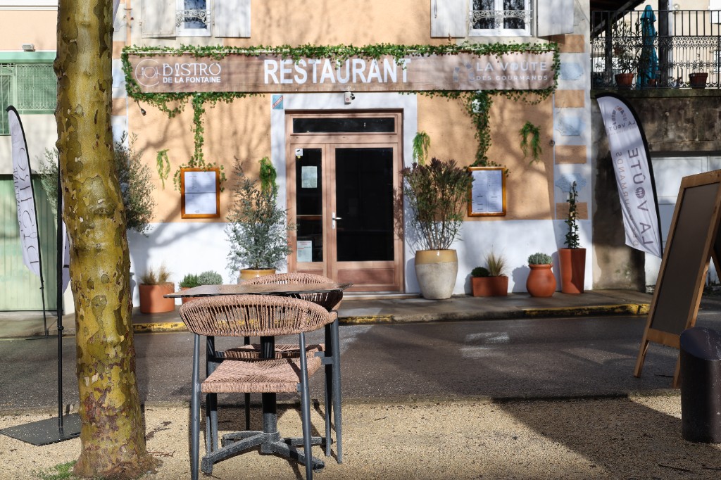 Façade commune du Bistro de la Fontaine et de La Voûte des Gourmands, 14 place de la mairie à Hauterives